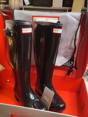 Brand new In Box Hunter Glossy Black Tall Rain Boots with Red Logo Size 7